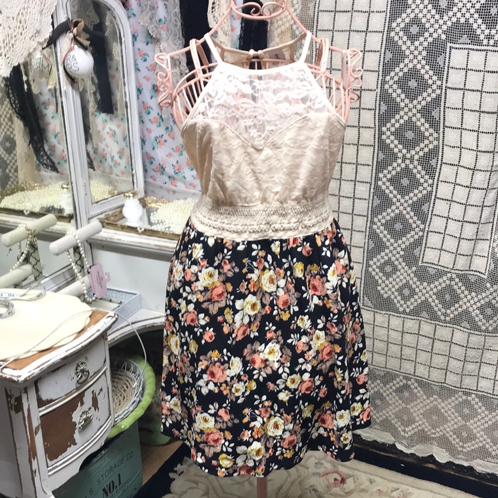 Floral and lace Dress with crochet waist